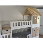 Kinderbett mit Dach und Fensterläden im skandinavischen Design